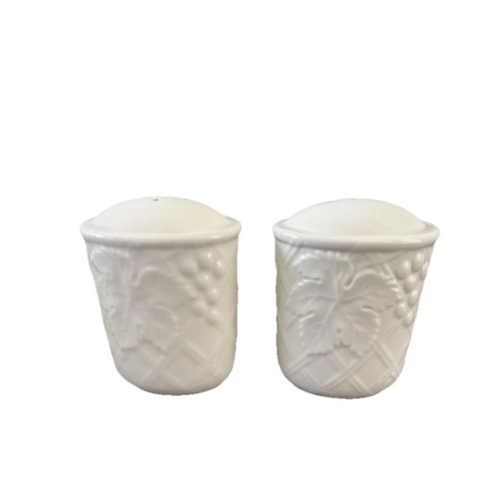 Mikasa English Countryside Salt &‎ Pepper Shaker Set with Stoppers White DP900